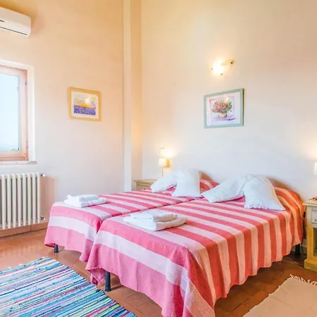 Burello Sleeps 12 Pool Air Con Wifi